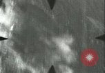 Standbild deutschen U Boot strafed auf See Atlantik, 1944, aus Sekunde 28 historischem Filmmaterial Videoclip 65675059341