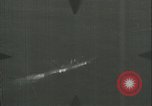 Standbild deutschen U Boot strafed auf See Atlantik, 1944, aus Sekunde 42 historischem Filmmaterial Videoclip 65675059341