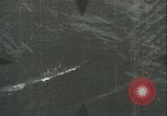 Standbild deutschen U Boot strafed auf See Atlantik, 1944, aus Sekunde 43 historischem Filmmaterial Videoclip 65675059341