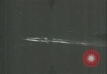 Standbild deutschen U Boot strafed auf See Atlantik, 1944, aus Sekunde 51 historischem Filmmaterial Videoclip 65675059341
