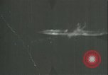 Standbild deutschen U Boot strafed auf See Atlantik, 1944, aus Sekunde 52 historischem Filmmaterial Videoclip 65675059341