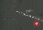Standbild deutschen U Boot strafed auf See Atlantik, 1944, aus Sekunde 55 historischem Filmmaterial Videoclip 65675059341