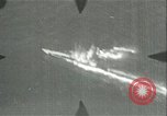Standbild deutschen U Boot strafed auf See Atlantik, 1944, aus Sekunde 56 historischem Filmmaterial Videoclip 65675059341