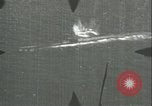 Standbild deutschen U Boot strafed auf See Atlantik, 1944, aus Sekunde 60 historischem Filmmaterial Videoclip 65675059341