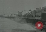 Image vagues de déferlement Redondo Beach California USA, 1940, de la seconde 5 séquences d'archives historiques vidéo 65675059346