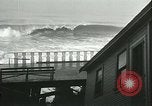 Image vagues de déferlement Redondo Beach California USA, 1940, de la seconde 13 séquences d'archives historiques vidéo 65675059346