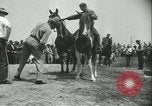 Standbild Auktion von Pferden Los Angeles California USA, 1944, aus Sekunde 15 historischem Filmmaterial Videoclip 65675059353