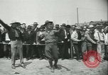 Standbild Auktion von Pferden Los Angeles California USA, 1944, aus Sekunde 28 historischem Filmmaterial Videoclip 65675059353