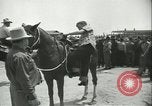 Standbild Auktion von Pferden Los Angeles California USA, 1944, aus Sekunde 31 historischem Filmmaterial Videoclip 65675059353