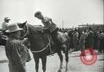 Standbild Auktion von Pferden Los Angeles California USA, 1944, aus Sekunde 32 historischem Filmmaterial Videoclip 65675059353