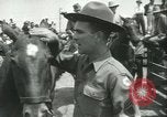 Standbild Auktion von Pferden Los Angeles California USA, 1944, aus Sekunde 40 historischem Filmmaterial Videoclip 65675059353