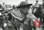 Standbild Auktion von Pferden Los Angeles California USA, 1944, aus Sekunde 45 historischem Filmmaterial Videoclip 65675059353