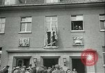 Standbild Deutschland Signieren von Dokumenten der bedingungslosen Kapitulation Deutschland, 1945, aus Sekunde 5 historischem Filmmaterial Videoclip 65675059357
