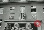 Standbild Deutschland Signieren von Dokumenten der bedingungslosen Kapitulation Deutschland, 1945, aus Sekunde 6 historischem Filmmaterial Videoclip 65675059357