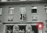 Standbild Deutschland Signieren von Dokumenten der bedingungslosen Kapitulation Deutschland, 1945, aus Sekunde 7 historischem Filmmaterial Videoclip 65675059357