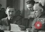 Standbild Deutschland Signieren von Dokumenten der bedingungslosen Kapitulation Deutschland, 1945, aus Sekunde 12 historischem Filmmaterial Videoclip 65675059357