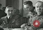 Standbild Deutschland Signieren von Dokumenten der bedingungslosen Kapitulation Deutschland, 1945, aus Sekunde 13 historischem Filmmaterial Videoclip 65675059357