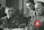 Standbild Deutschland Signieren von Dokumenten der bedingungslosen Kapitulation Deutschland, 1945, aus Sekunde 14 historischem Filmmaterial Videoclip 65675059357