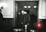 Standbild Deutschland Signieren von Dokumenten der bedingungslosen Kapitulation Deutschland, 1945, aus Sekunde 15 historischem Filmmaterial Videoclip 65675059357