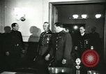 Standbild Deutschland Signieren von Dokumenten der bedingungslosen Kapitulation Deutschland, 1945, aus Sekunde 16 historischem Filmmaterial Videoclip 65675059357