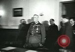 Standbild Deutschland Signieren von Dokumenten der bedingungslosen Kapitulation Deutschland, 1945, aus Sekunde 17 historischem Filmmaterial Videoclip 65675059357