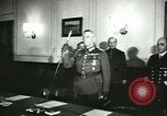 Standbild Deutschland Signieren von Dokumenten der bedingungslosen Kapitulation Deutschland, 1945, aus Sekunde 18 historischem Filmmaterial Videoclip 65675059357