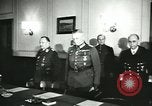 Standbild Deutschland Signieren von Dokumenten der bedingungslosen Kapitulation Deutschland, 1945, aus Sekunde 19 historischem Filmmaterial Videoclip 65675059357