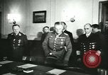 Standbild Deutschland Signieren von Dokumenten der bedingungslosen Kapitulation Deutschland, 1945, aus Sekunde 20 historischem Filmmaterial Videoclip 65675059357