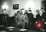 Standbild Deutschland Signieren von Dokumenten der bedingungslosen Kapitulation Deutschland, 1945, aus Sekunde 21 historischem Filmmaterial Videoclip 65675059357