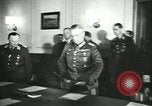 Standbild Deutschland Signieren von Dokumenten der bedingungslosen Kapitulation Deutschland, 1945, aus Sekunde 22 historischem Filmmaterial Videoclip 65675059357