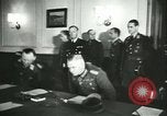 Standbild Deutschland Signieren von Dokumenten der bedingungslosen Kapitulation Deutschland, 1945, aus Sekunde 23 historischem Filmmaterial Videoclip 65675059357
