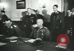 Standbild Deutschland Signieren von Dokumenten der bedingungslosen Kapitulation Deutschland, 1945, aus Sekunde 24 historischem Filmmaterial Videoclip 65675059357