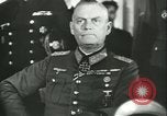 Standbild Deutschland Signieren von Dokumenten der bedingungslosen Kapitulation Deutschland, 1945, aus Sekunde 25 historischem Filmmaterial Videoclip 65675059357