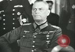 Standbild Deutschland Signieren von Dokumenten der bedingungslosen Kapitulation Deutschland, 1945, aus Sekunde 26 historischem Filmmaterial Videoclip 65675059357
