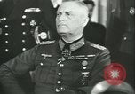 Standbild Deutschland Signieren von Dokumenten der bedingungslosen Kapitulation Deutschland, 1945, aus Sekunde 27 historischem Filmmaterial Videoclip 65675059357