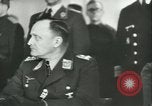 Standbild Deutschland Signieren von Dokumenten der bedingungslosen Kapitulation Deutschland, 1945, aus Sekunde 29 historischem Filmmaterial Videoclip 65675059357