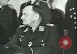 Standbild Deutschland Signieren von Dokumenten der bedingungslosen Kapitulation Deutschland, 1945, aus Sekunde 30 historischem Filmmaterial Videoclip 65675059357