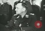 Standbild Deutschland Signieren von Dokumenten der bedingungslosen Kapitulation Deutschland, 1945, aus Sekunde 31 historischem Filmmaterial Videoclip 65675059357