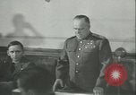 Standbild Deutschland Signieren von Dokumenten der bedingungslosen Kapitulation Deutschland, 1945, aus Sekunde 32 historischem Filmmaterial Videoclip 65675059357