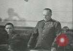 Standbild Deutschland Signieren von Dokumenten der bedingungslosen Kapitulation Deutschland, 1945, aus Sekunde 34 historischem Filmmaterial Videoclip 65675059357