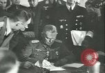 Standbild Deutschland Signieren von Dokumenten der bedingungslosen Kapitulation Deutschland, 1945, aus Sekunde 35 historischem Filmmaterial Videoclip 65675059357