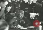 Standbild Deutschland Signieren von Dokumenten der bedingungslosen Kapitulation Deutschland, 1945, aus Sekunde 36 historischem Filmmaterial Videoclip 65675059357