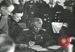 Standbild Deutschland Signieren von Dokumenten der bedingungslosen Kapitulation Deutschland, 1945, aus Sekunde 37 historischem Filmmaterial Videoclip 65675059357