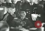 Standbild Deutschland Signieren von Dokumenten der bedingungslosen Kapitulation Deutschland, 1945, aus Sekunde 38 historischem Filmmaterial Videoclip 65675059357