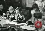 Standbild Deutschland Signieren von Dokumenten der bedingungslosen Kapitulation Deutschland, 1945, aus Sekunde 39 historischem Filmmaterial Videoclip 65675059357