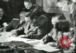 Standbild Deutschland Signieren von Dokumenten der bedingungslosen Kapitulation Deutschland, 1945, aus Sekunde 40 historischem Filmmaterial Videoclip 65675059357