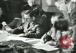 Standbild Deutschland Signieren von Dokumenten der bedingungslosen Kapitulation Deutschland, 1945, aus Sekunde 41 historischem Filmmaterial Videoclip 65675059357