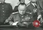 Standbild Deutschland Signieren von Dokumenten der bedingungslosen Kapitulation Deutschland, 1945, aus Sekunde 42 historischem Filmmaterial Videoclip 65675059357