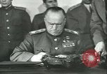 Standbild Deutschland Signieren von Dokumenten der bedingungslosen Kapitulation Deutschland, 1945, aus Sekunde 43 historischem Filmmaterial Videoclip 65675059357