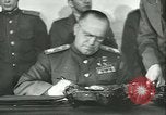 Standbild Deutschland Signieren von Dokumenten der bedingungslosen Kapitulation Deutschland, 1945, aus Sekunde 44 historischem Filmmaterial Videoclip 65675059357